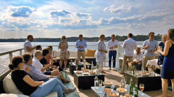 Spree-Bootsfahrt: Networking, Kultur & Entspannung